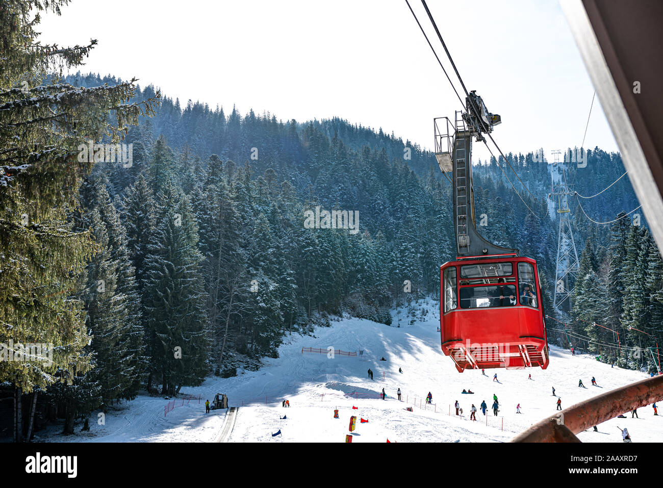 Luftaufnahme von Skipiste und rote Seilbahn Kabine oben Poiana Brasov Resort im Winter Stockfoto