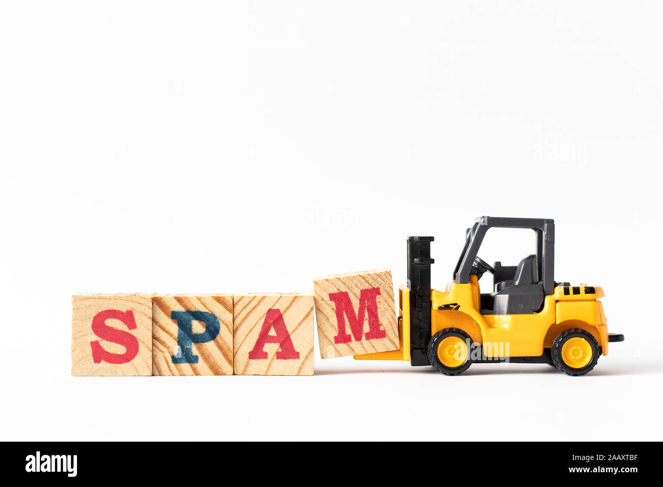 Spielzeug Gabelstapler halten Holz schreiben Block m Wort Spam auf weißem Hintergrund zu vervollständigen Stockfoto