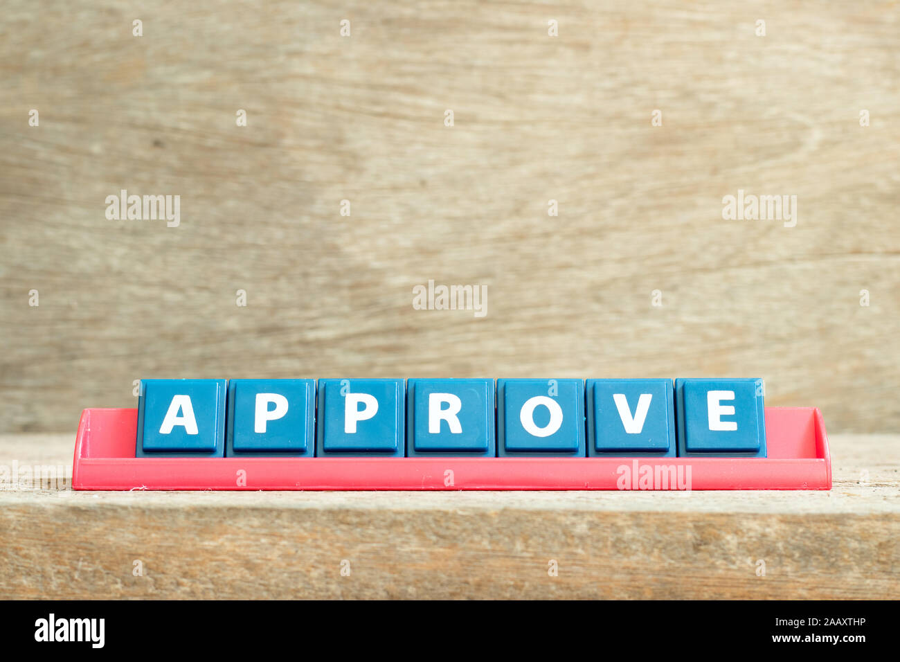 Fliese Brief auf rot Gestell in Wort genehmigen auf Holz Hintergrund Stockfoto