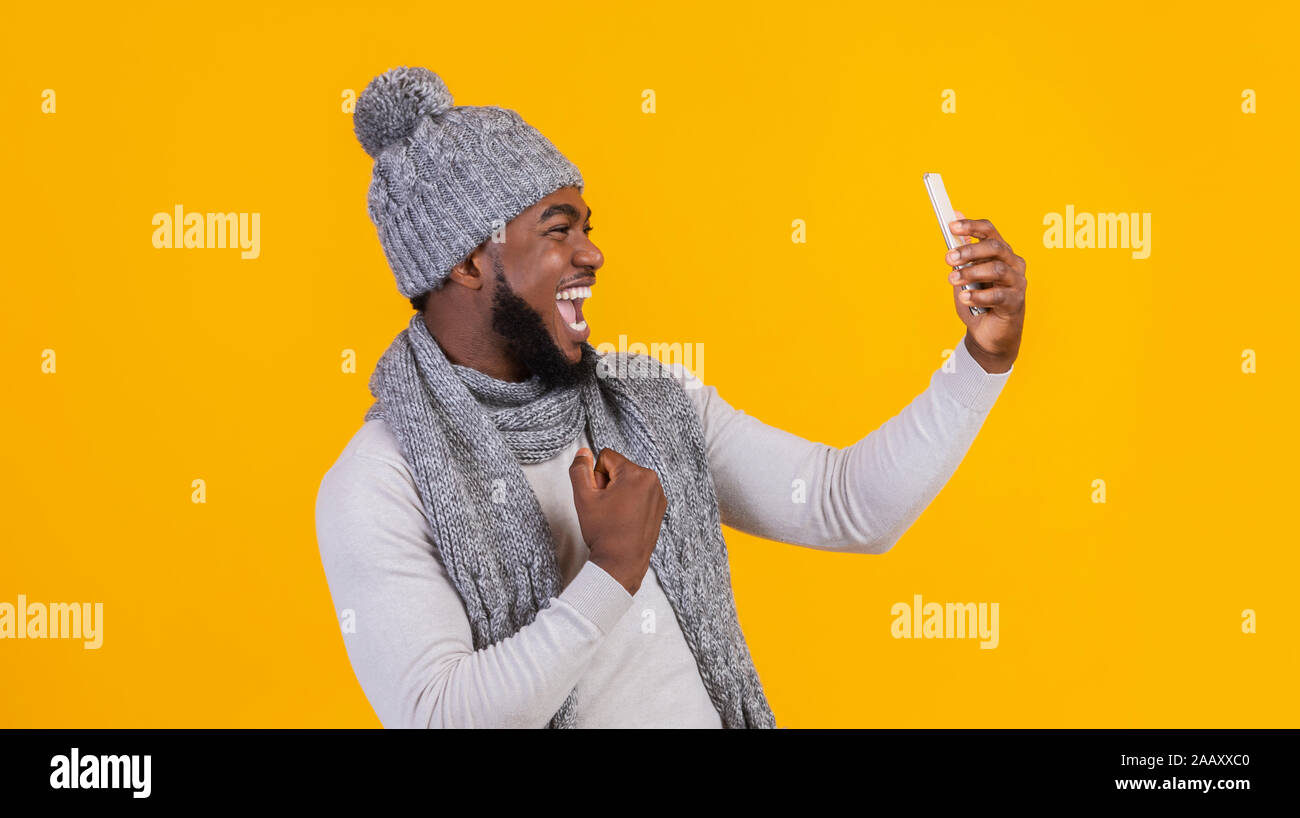 Gerne schwarze Kerl in grauen Winter hat die selfie Stockfoto