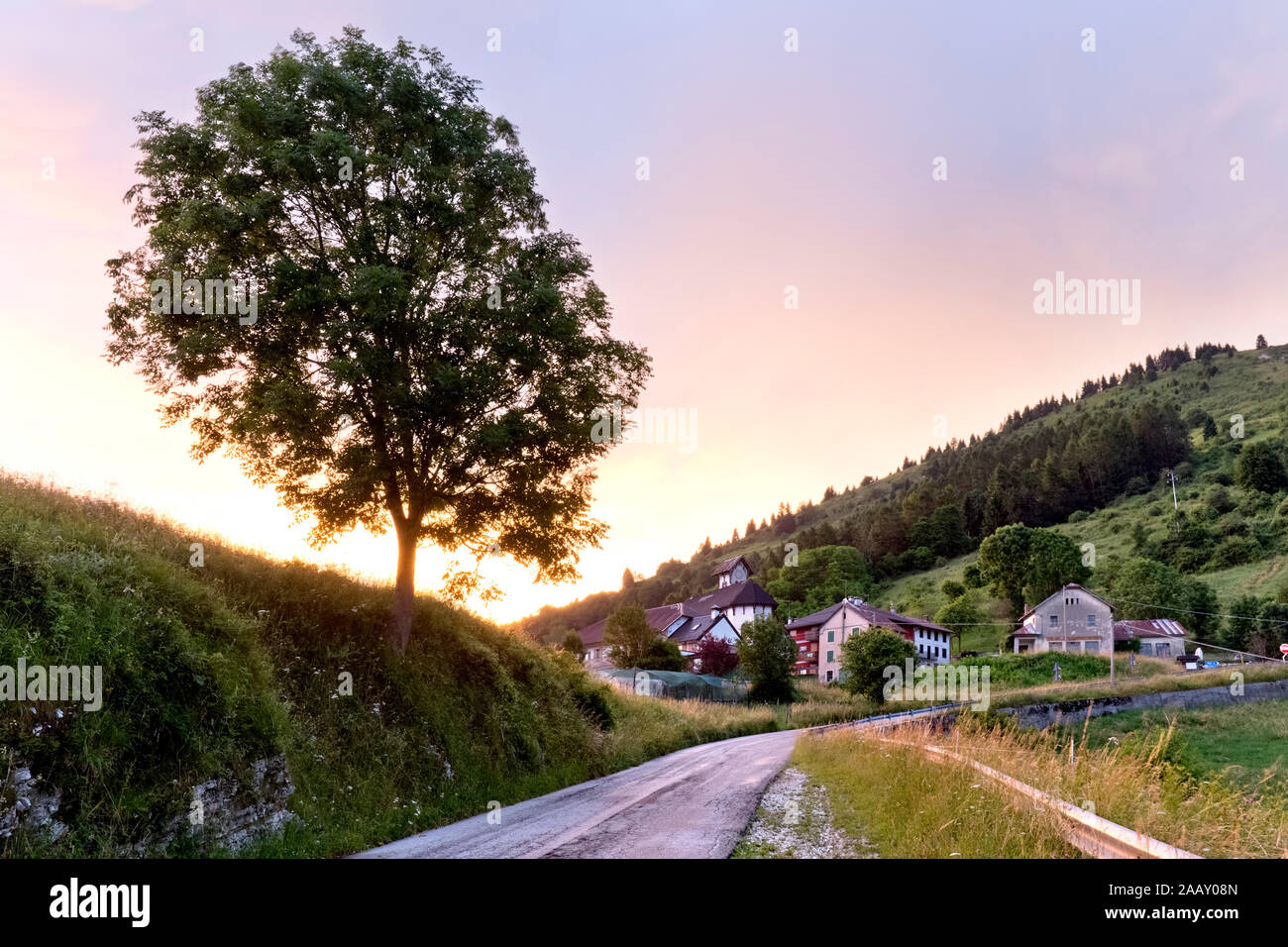 Sonnenuntergang im Dorf Campanella. Der berühmte Roman "Un anno sull'altipiano" von Emilio Lussu spielt in diesem Bereich. Asiago Plateau, Italien. Stockfoto