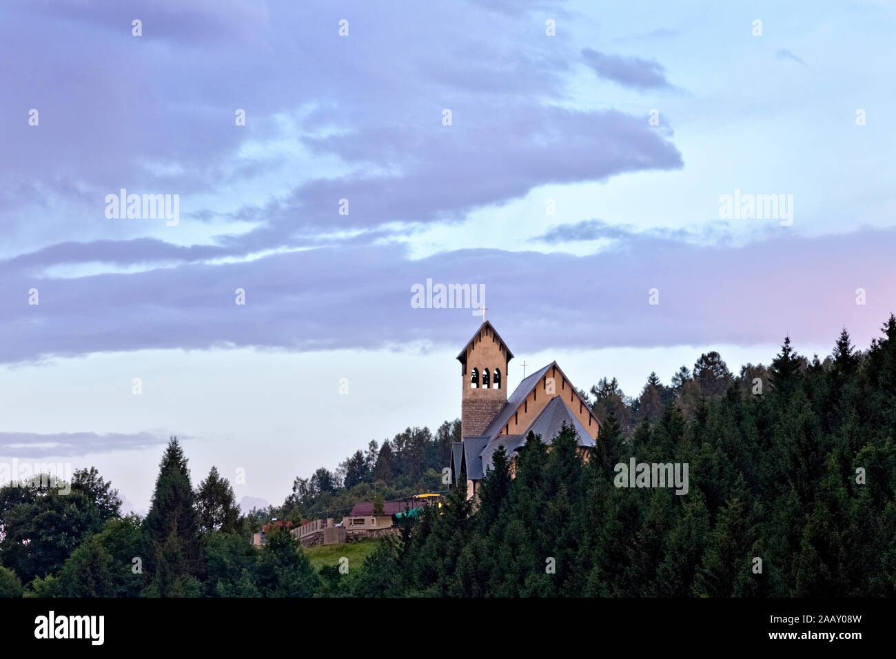 Die Stoccaredo Kirche. Der berühmte Roman "Un anno sull'altipiano" von Emilio Lussu spielt in diesem Bereich. Asiago Plateau, Italien. Stockfoto