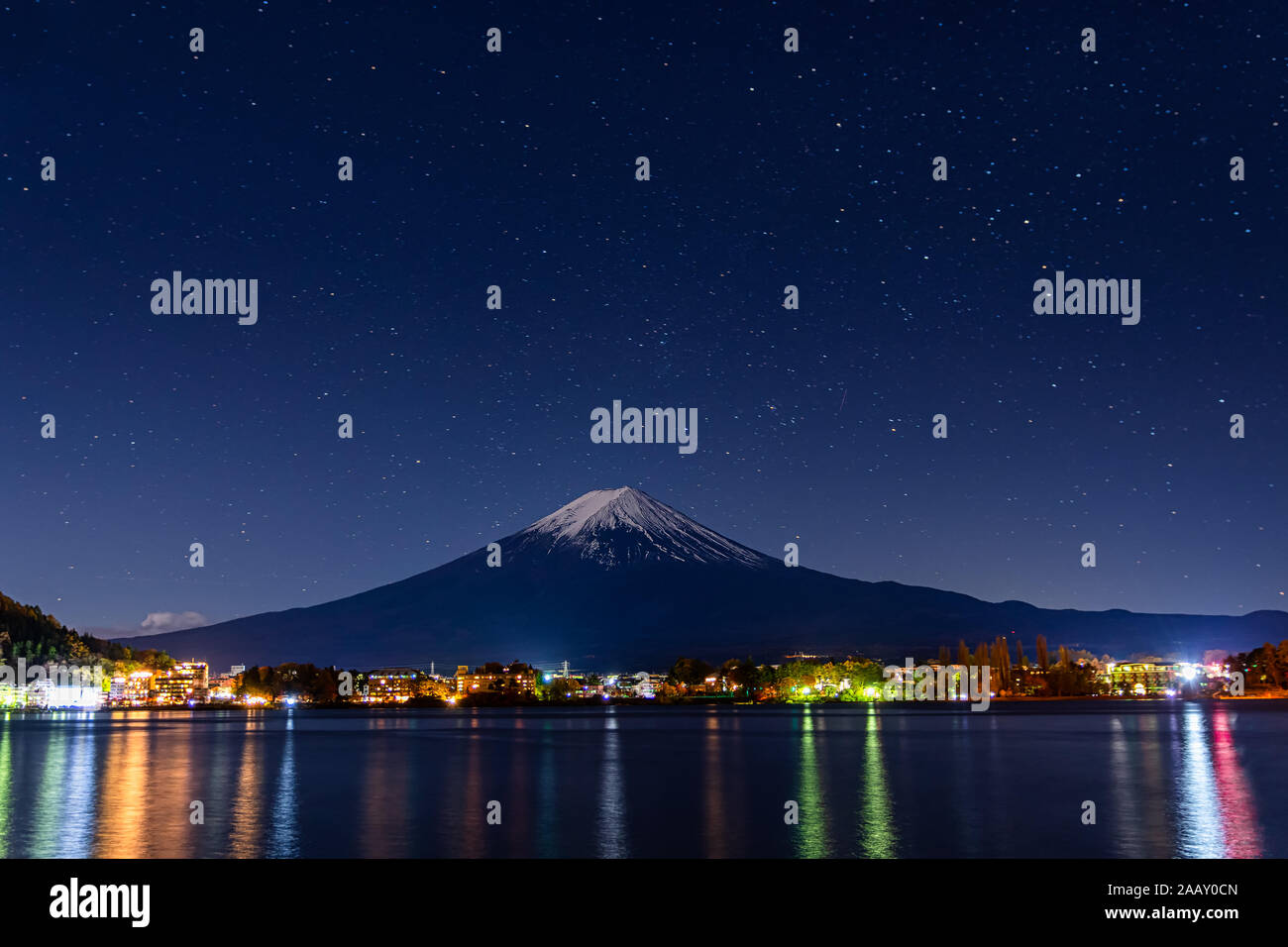Landschaft von Fuji am See kawaguchiko in der frühen Nacht über schöne Himmel mit Sternen. Stockfoto