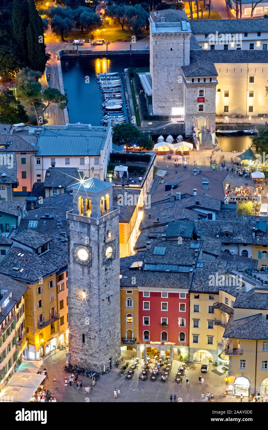 Der See Riva del Garda: Der Apponale Turm und die Rocca (Sitz des mag - Museum Alto Garda). Provinz Trient, Trentino Alto-Adige, Italien. Stockfoto