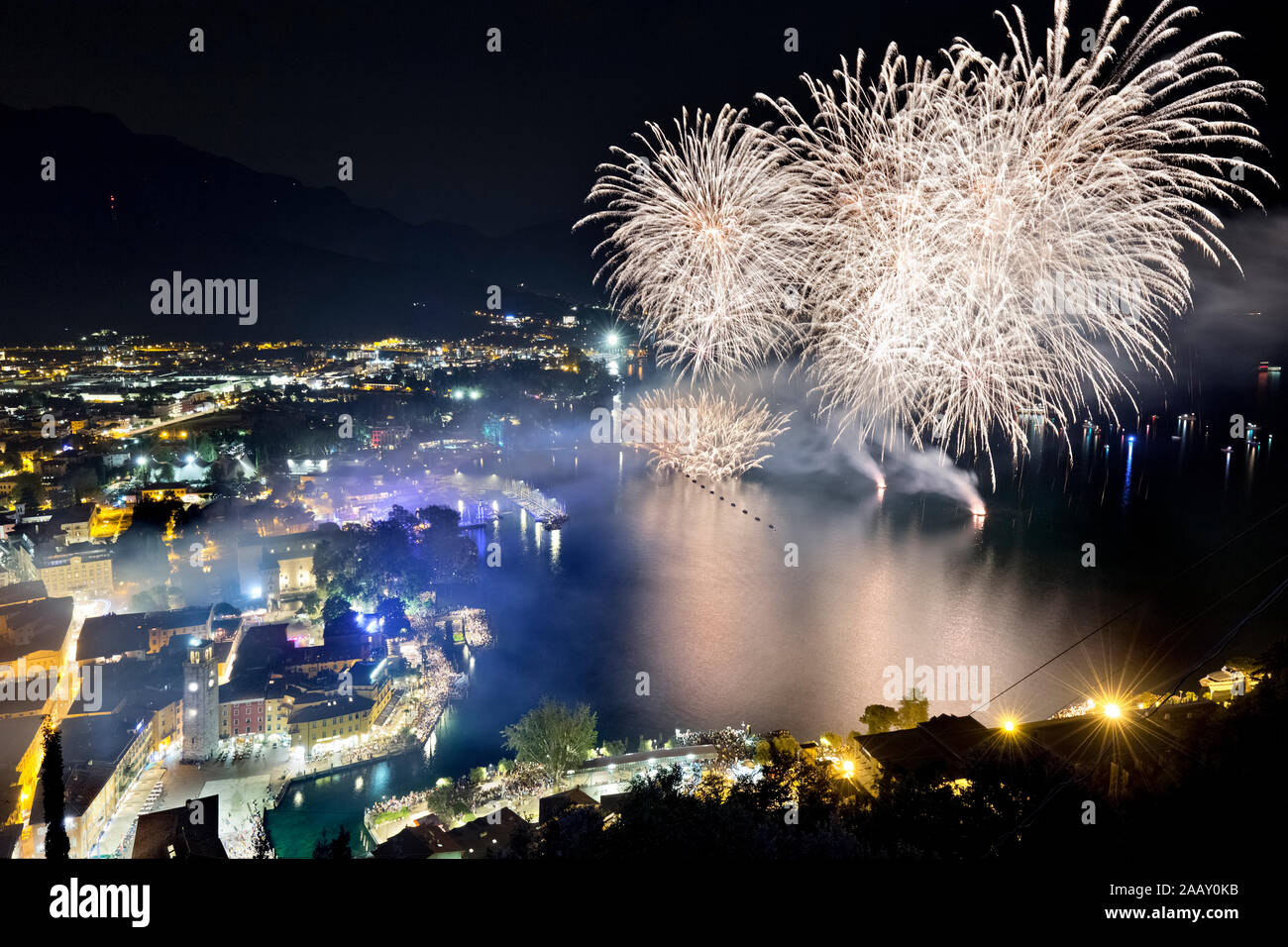 Feuerwerk auf dem See. Riva del Garda, Provinz Trient, Trentino Alto-Adige, Italien, Europa. Stockfoto