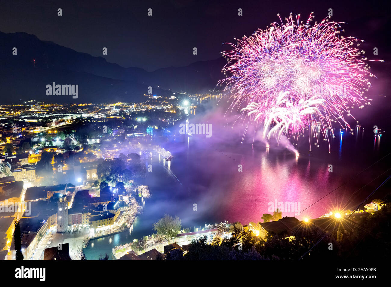 Feuerwerk auf dem See. Riva del Garda, Provinz Trient, Trentino Alto-Adige, Italien, Europa. Stockfoto