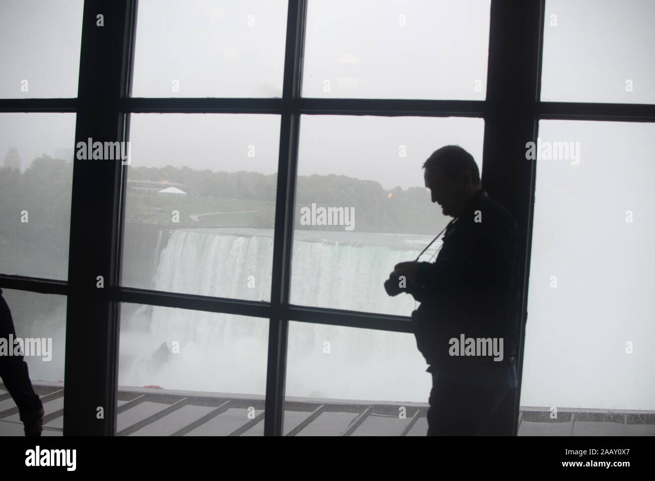 Fotograf Kamera überprüfen in Niagara Stockfoto