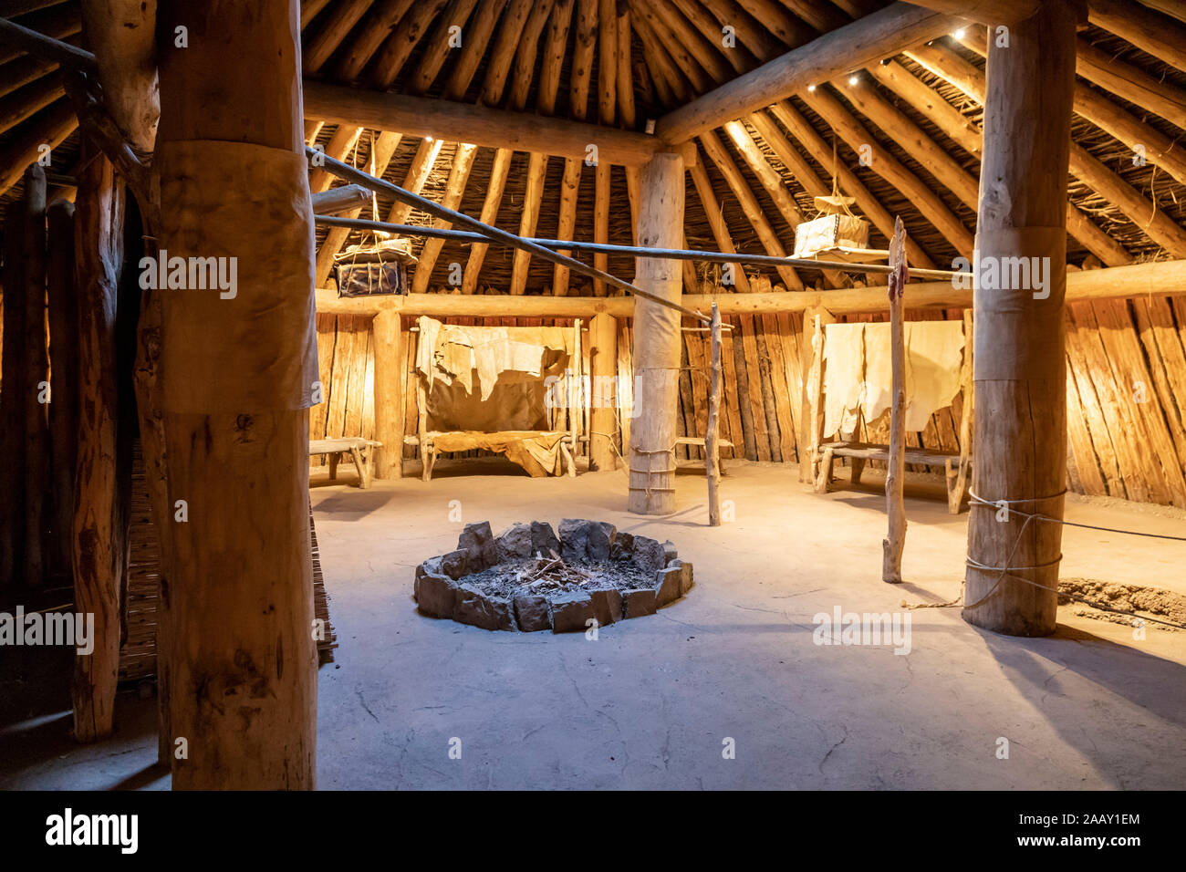 Stanton, North Dakota - das Innere eines rekonstruierten earthlodge am Messer Fluss indischen Dörfern National Historic Site. Stockfoto
