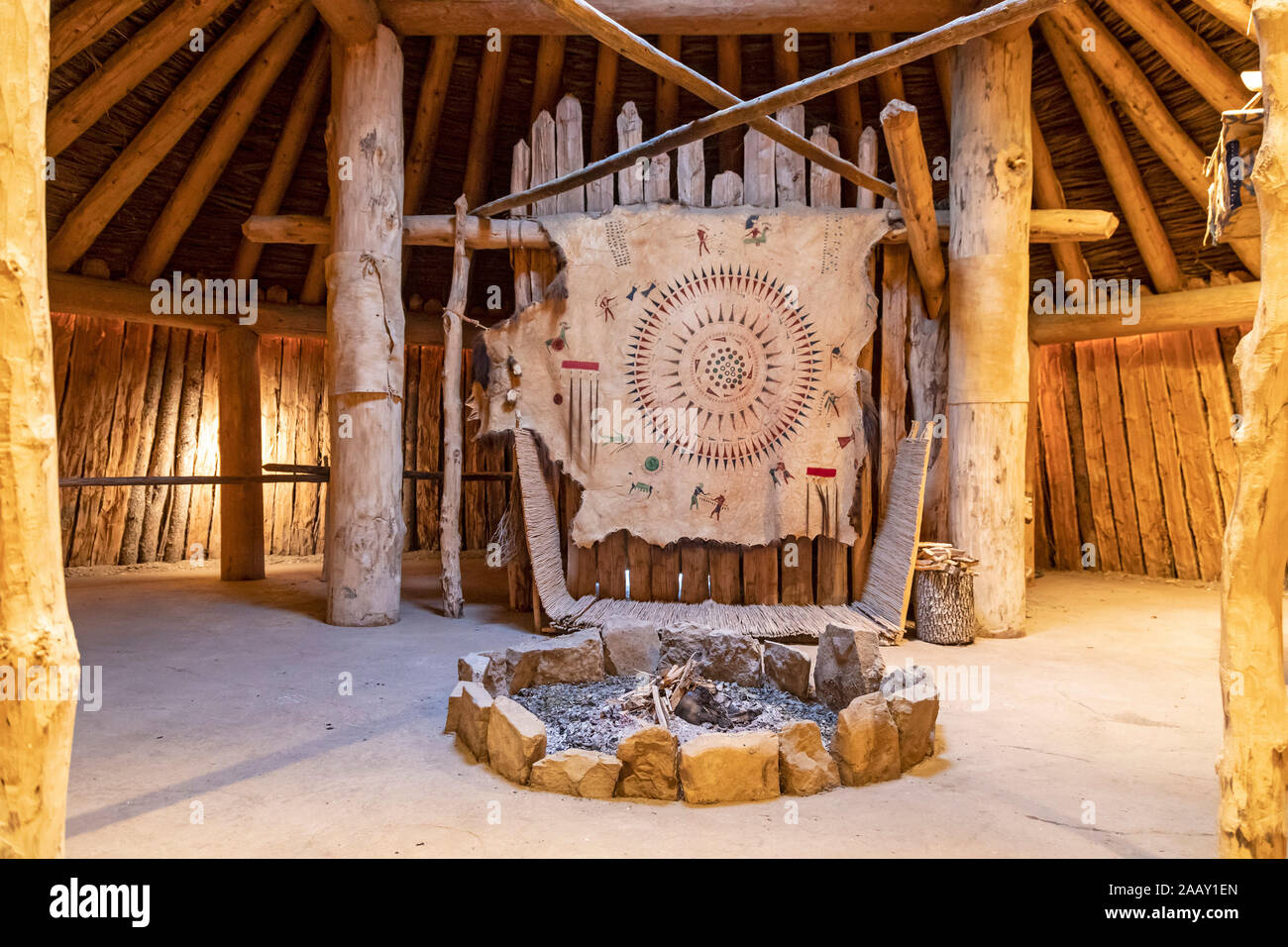 Stanton, North Dakota - das Innere eines rekonstruierten earthlodge am Messer Fluss indischen Dörfern National Historic Site. Stockfoto