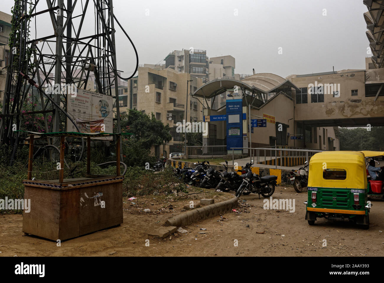 Tut Tut Taxis wartet an der Ausfahrt der Schnell-Metrostation, Sektor 55, Gurgaon, Haryana, Indien Stockfoto