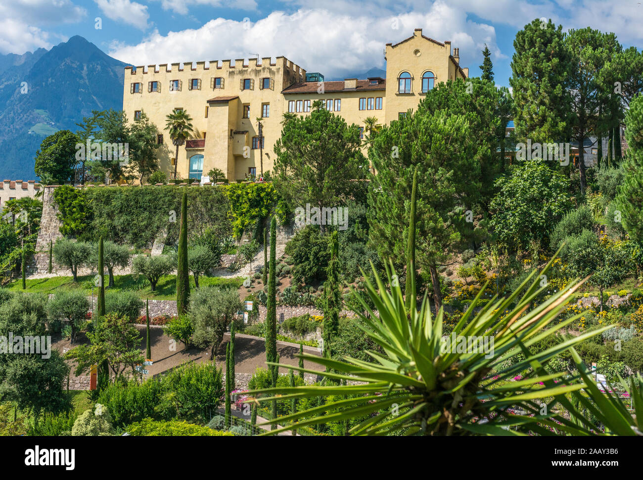 Mit Blick auf die botanischen Gärten von Schloss Trauttmansdorff