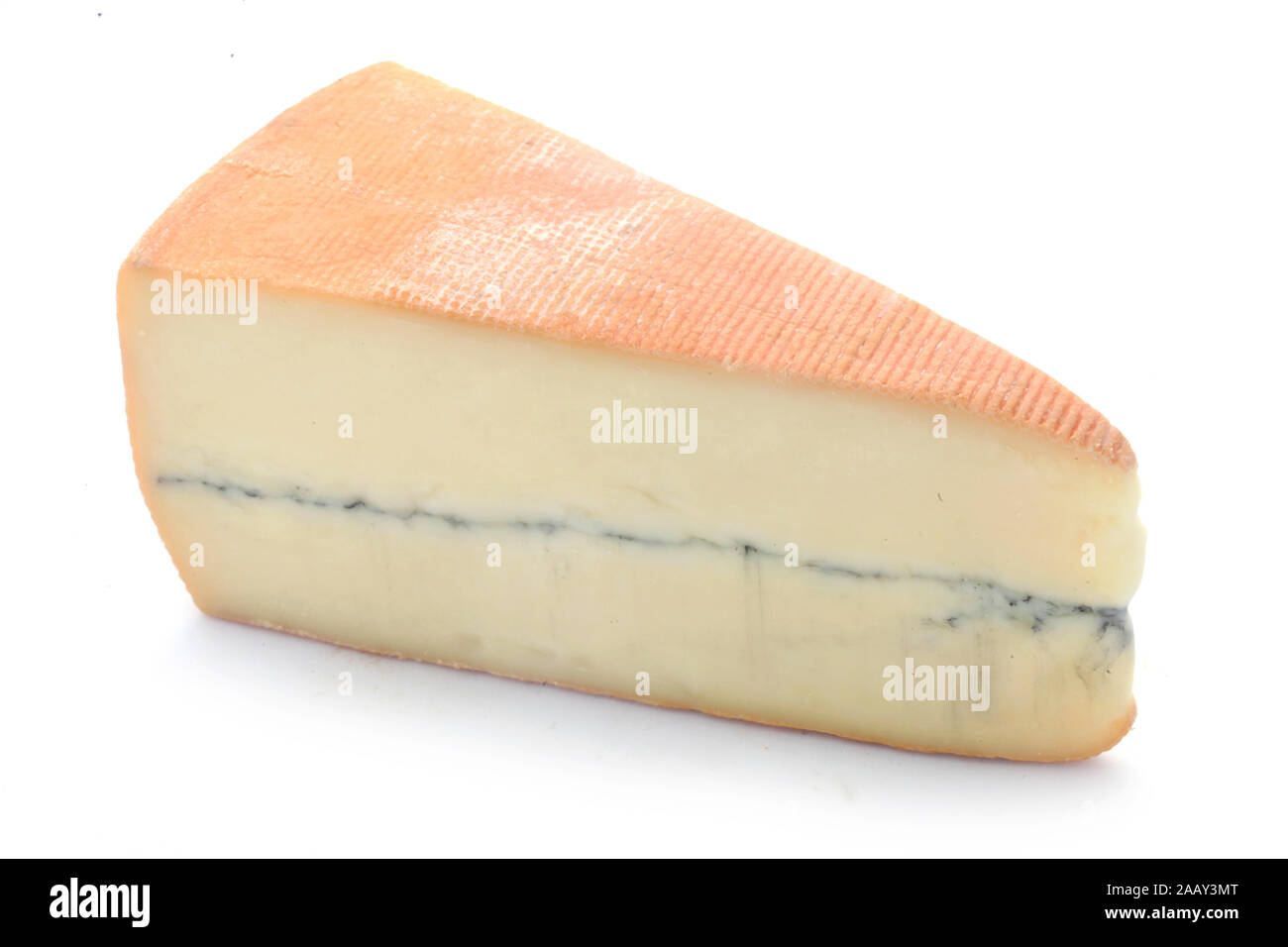 Ein Stück Käse Morbier isoliert auf weißem Stockfoto
