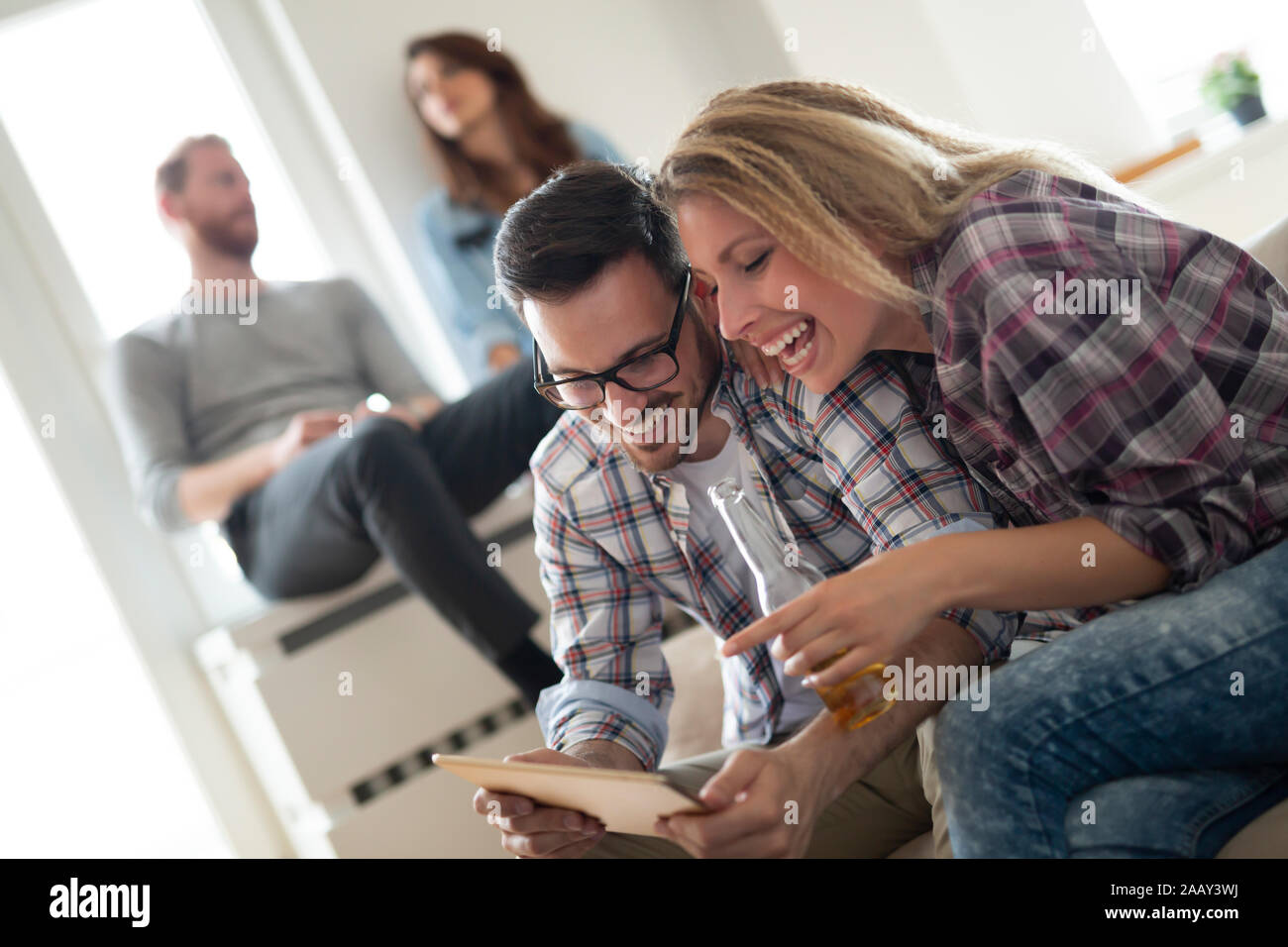 Junges Paar zu Hause Surfen im internet Stockfoto