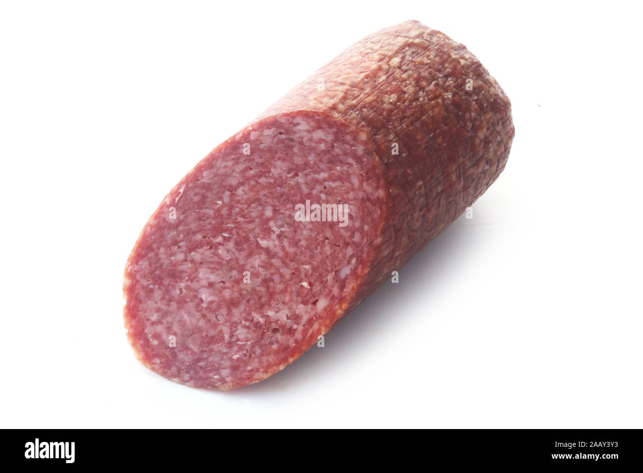 Ein Stück Salami isoliert auf weißem Stockfoto