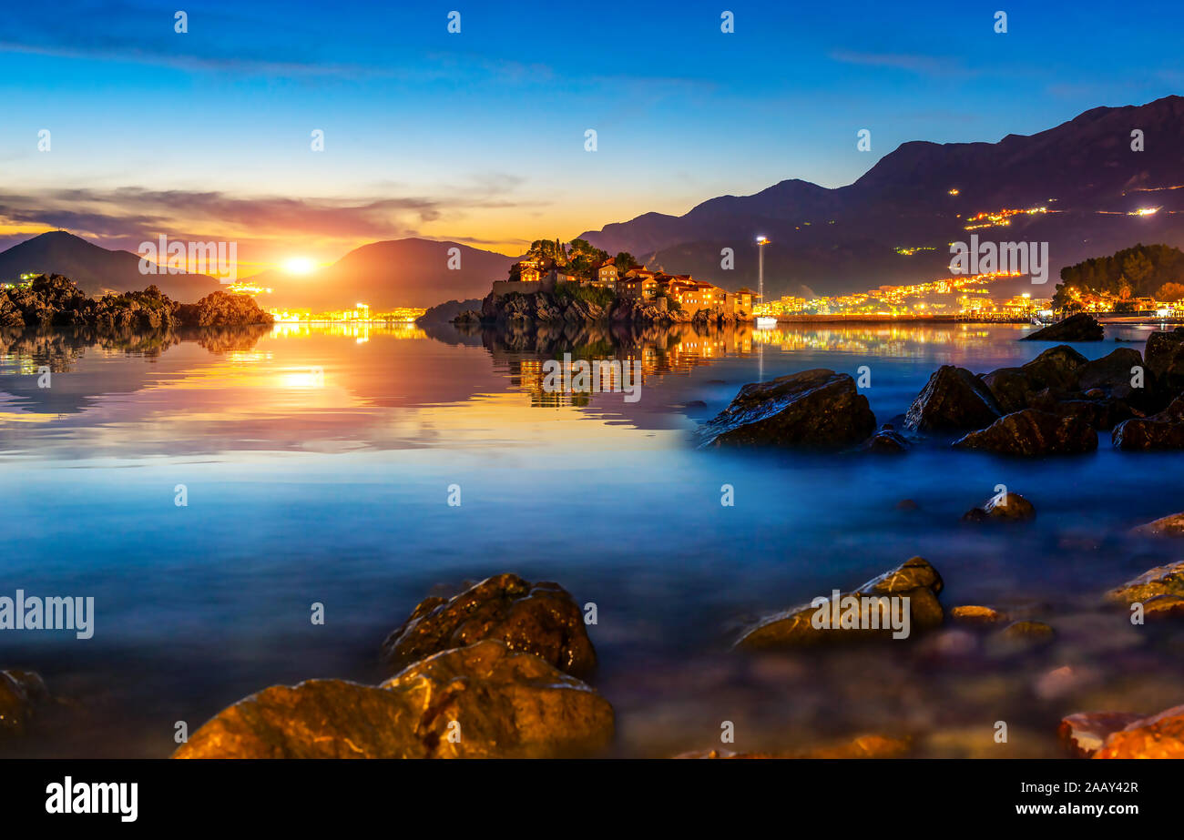 Schloss Sveti Stefan auf einer Insel im Meer bei Sonnenuntergang Stockfoto
