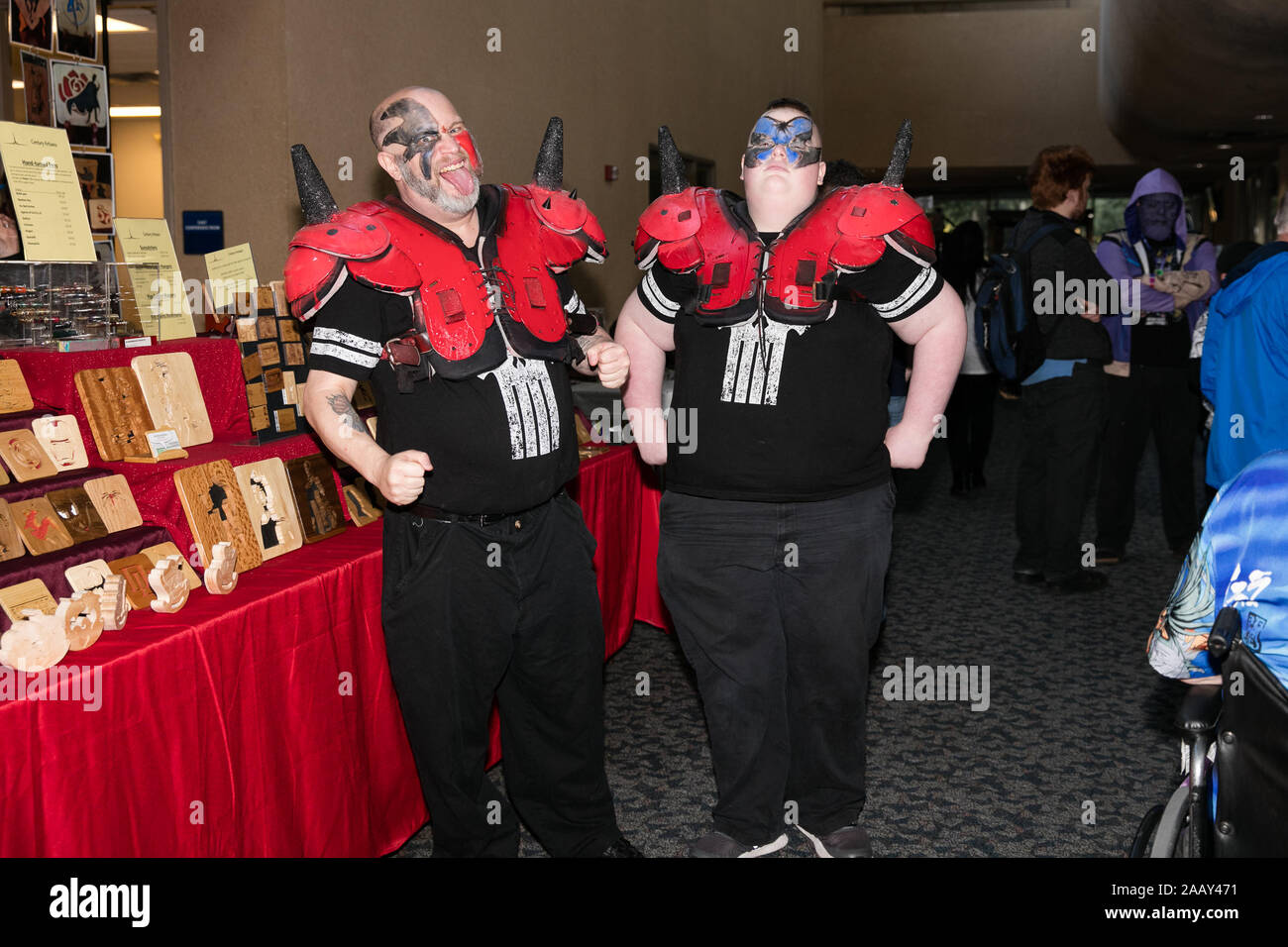 Dallas, USA. 23 Nov, 2019. Zwei Comic-fans Posen für Fotos im Dallas Comic Show in Dallas, Texas, USA, Nov. 23, 2019. Credit: Dan Tian/Xinhua/Alamy leben Nachrichten Stockfoto