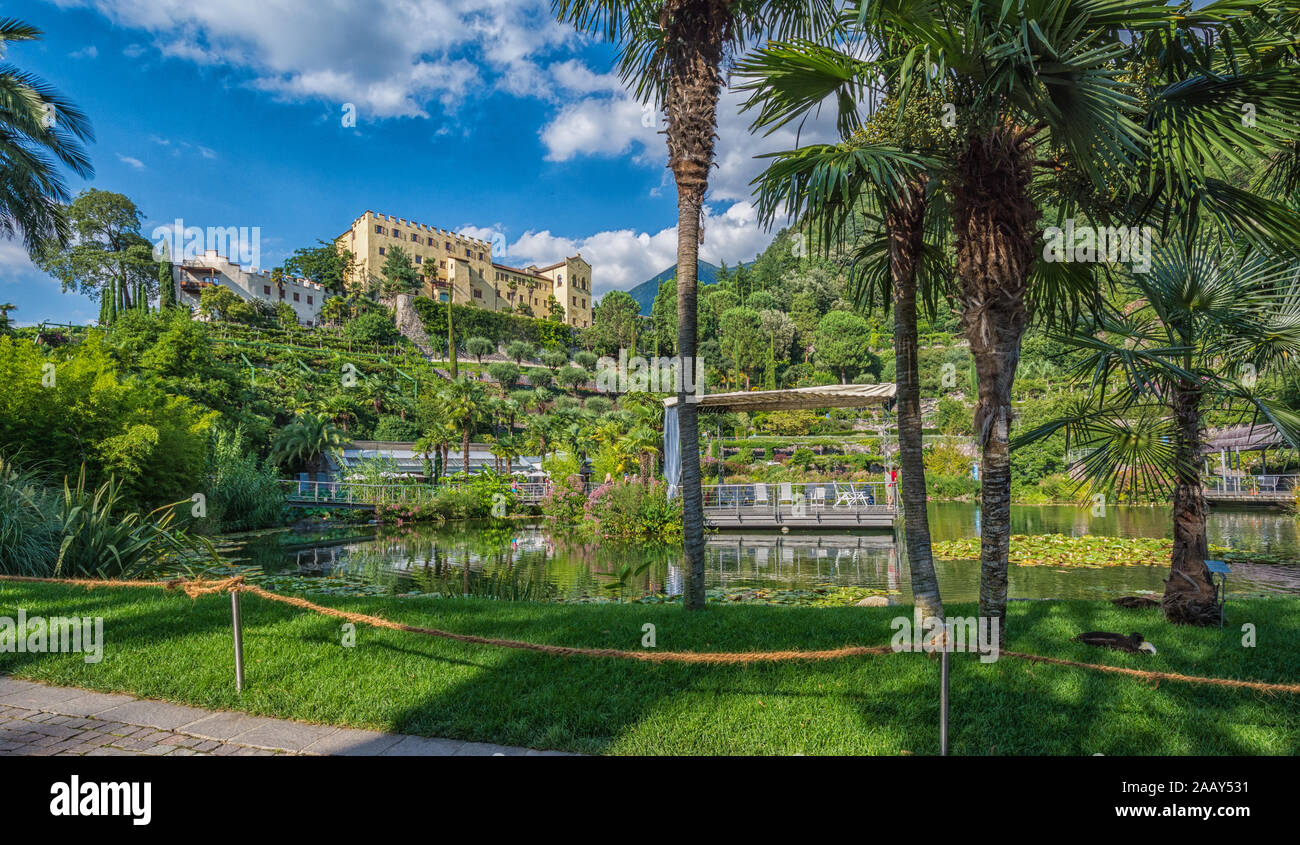 Mit Blick auf die botanischen Gärten von Schloss Trauttmansdorff