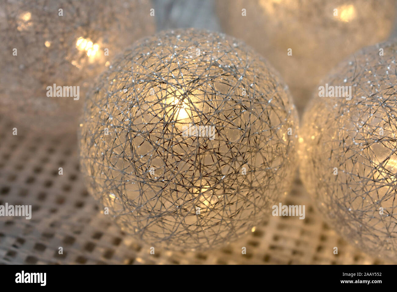 Weihnachtsgirlande leuchtende Kugeln silber Farbe. Stockfoto