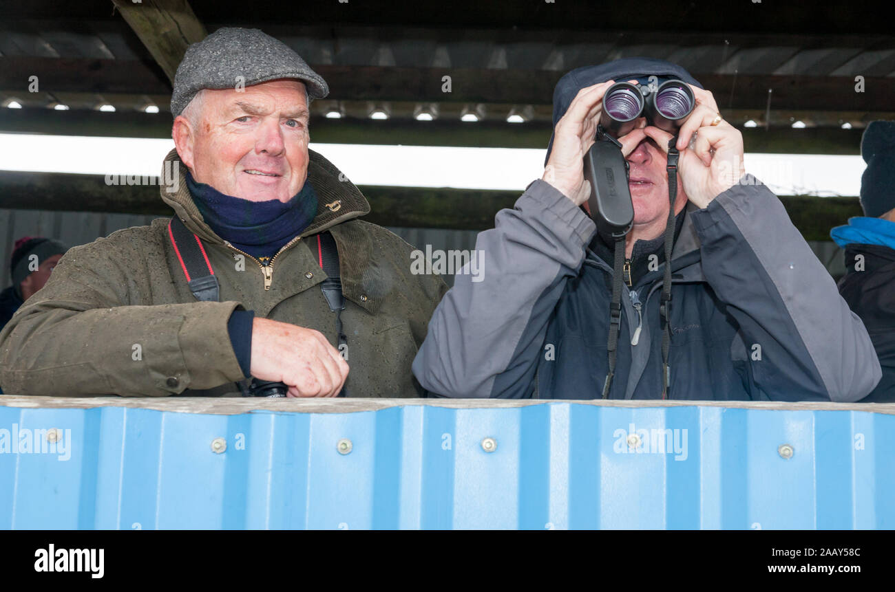 Ballynoe in Cork, Irland. 24. November 2019. Charlie O'Connell, Cobh und Noel McCarthy, Blackrock beobachten die Racing aus dem Stand an den Punkt zu Punkt Konferenz, die auf dem Land der Mulcahy Familie bei Boulta, Ballynoe, Co Cork, Irland, statt. - Gutschrift; David Creedon/Alamy leben Nachrichten Stockfoto