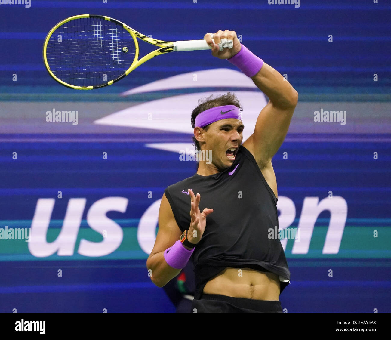 Spanischer Tennisspieler Rafael Nadal (ESP) schwingen Schläger in Vorhand  Bewegung bei 2019 US Open Tennis Turnier, New York City, New York State,  USA Stockfotografie - Alamy