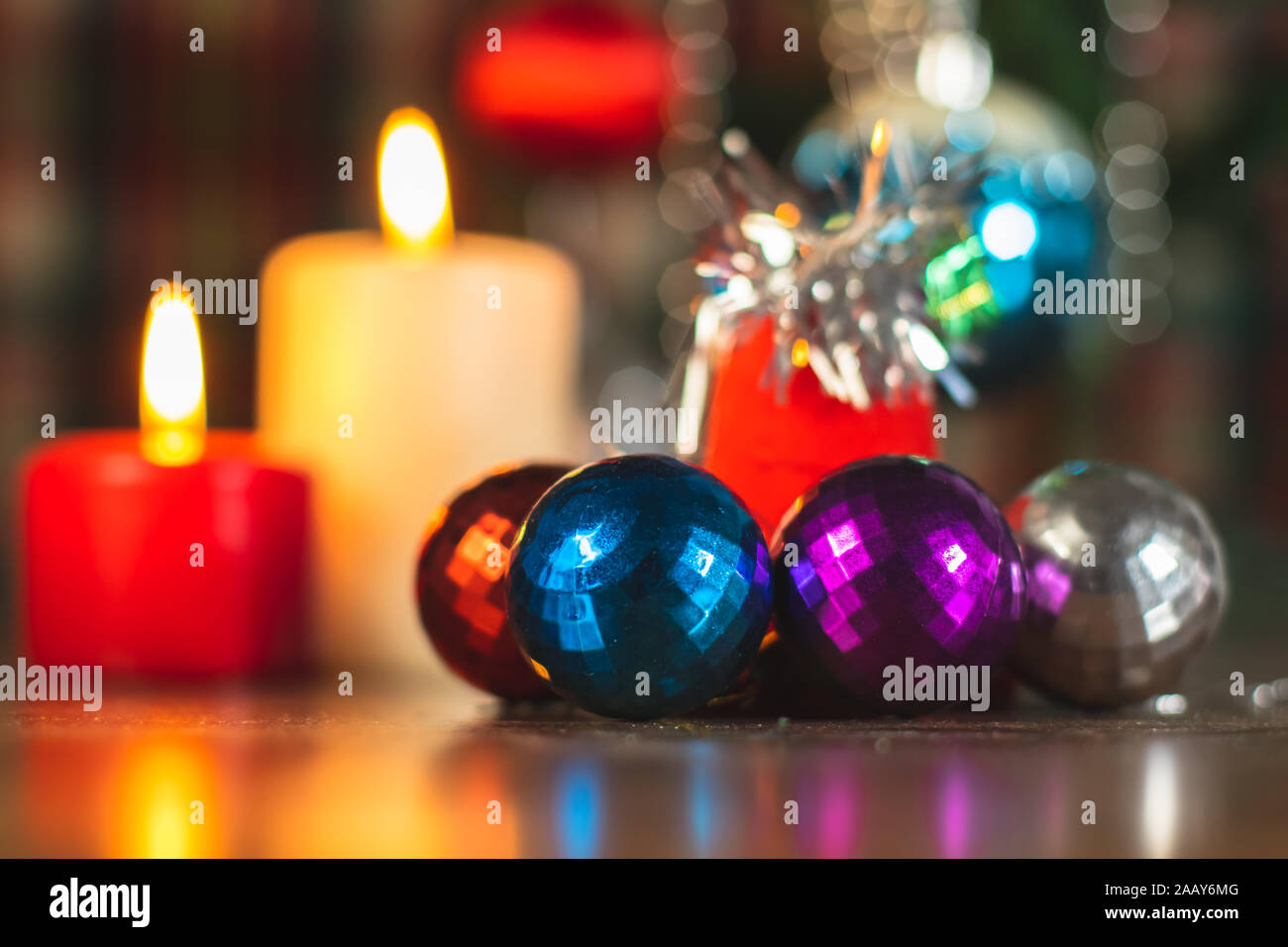 Neues Jahr dekorative Ornamente. Festliche Dekoration. Weihnachtsfeier. Stockfoto