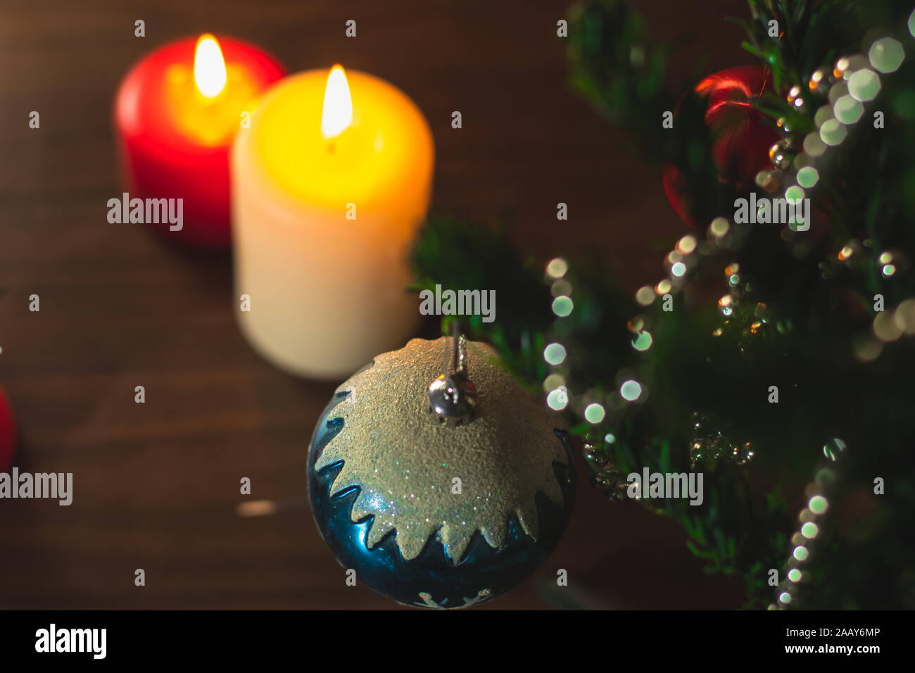Weihnachtsbaum und Dekorationen. Weihnachten. Festliche Dekoration. Stockfoto