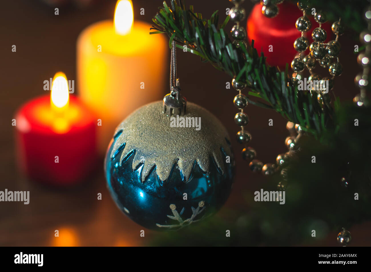 Weihnachtsbaum und Dekorationen. Weihnachten. Festliche Dekoration. Stockfoto