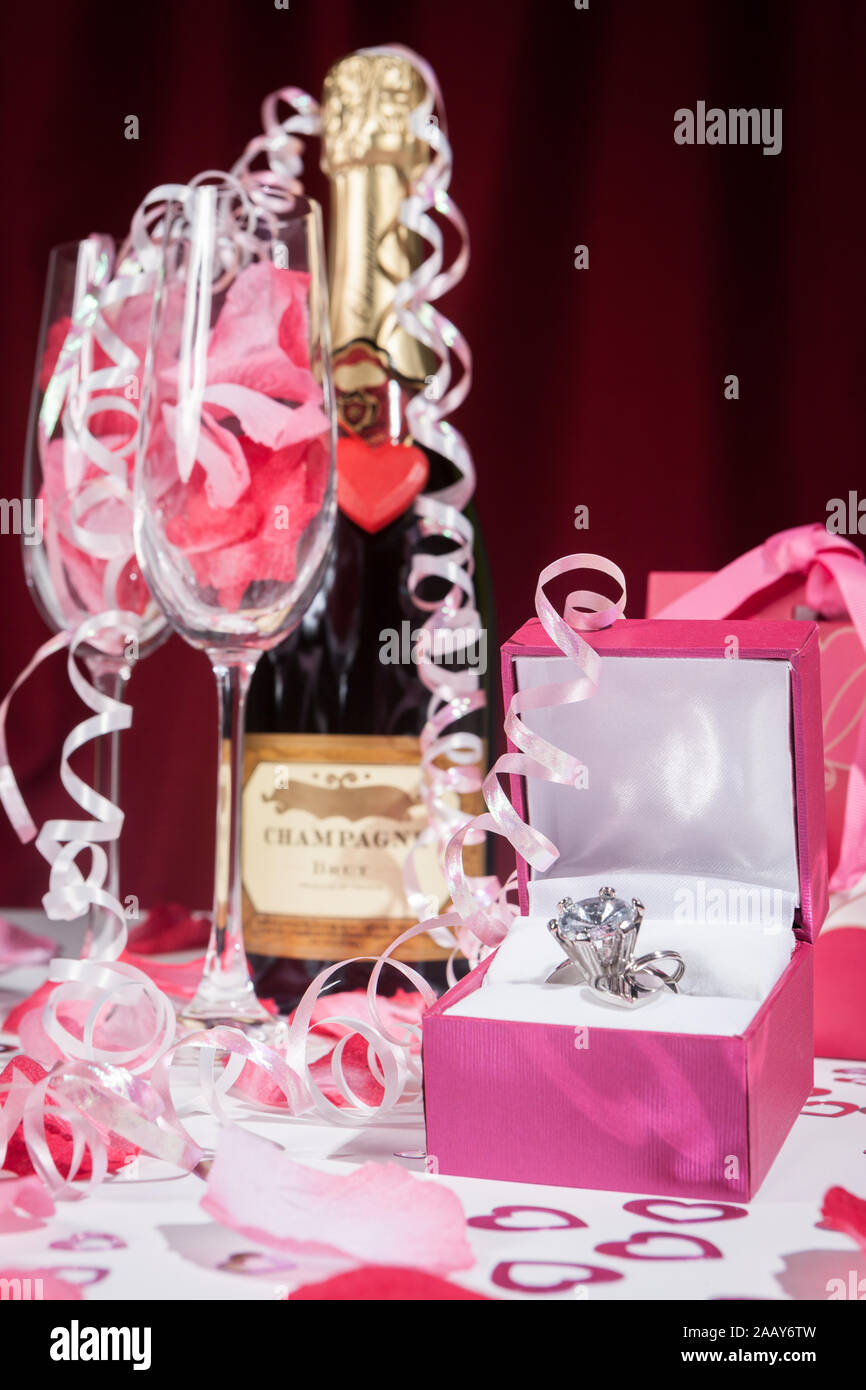 Liebe und Valentinstag: eine Diamond Engagement Ring, eine Flasche Sekt und Gläser für Zwei. Stockfoto