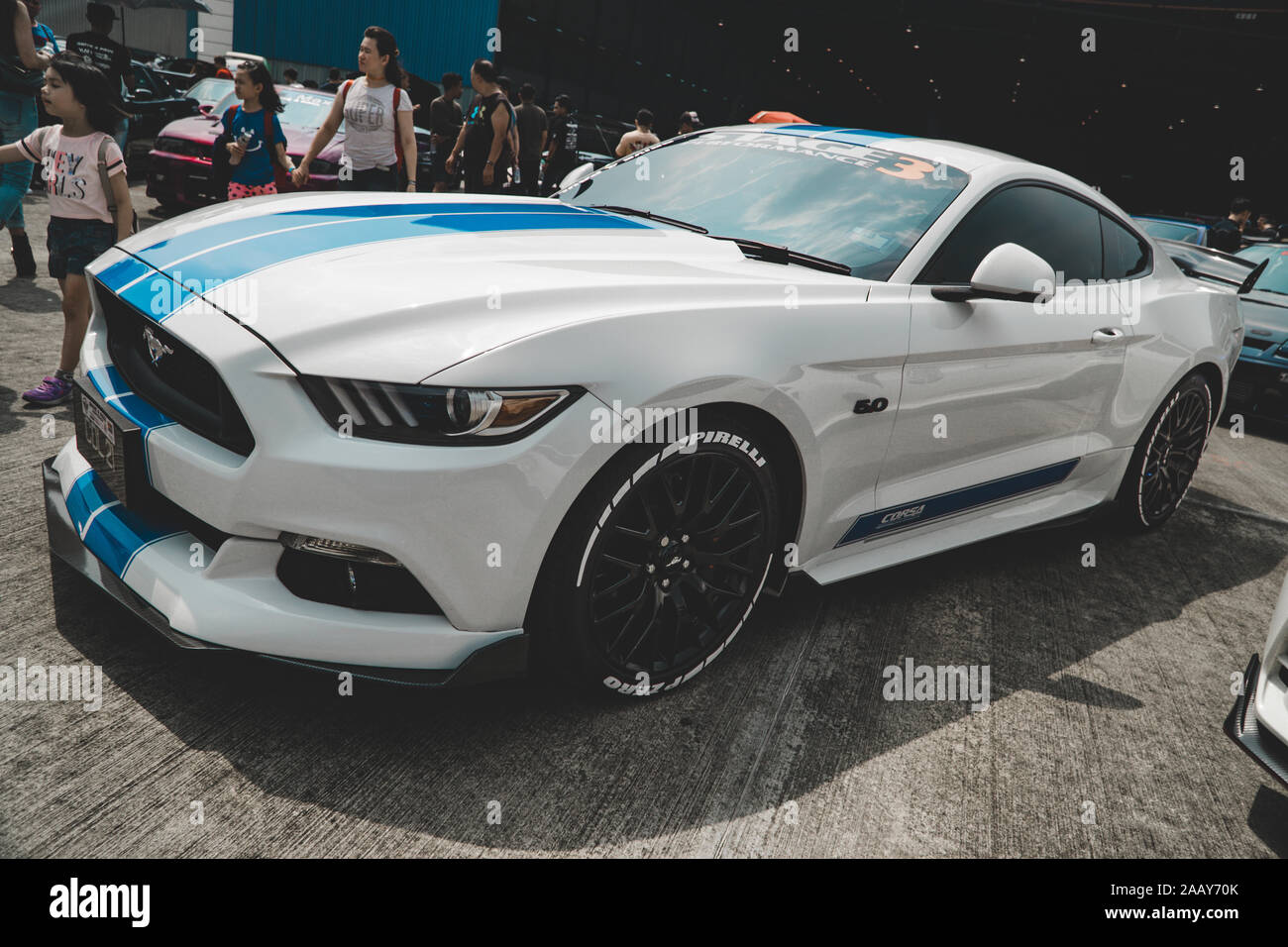 Weissen Ford Mustang An Laufwerk 4 Paul Walker Ereignis Stockfotografie Alamy