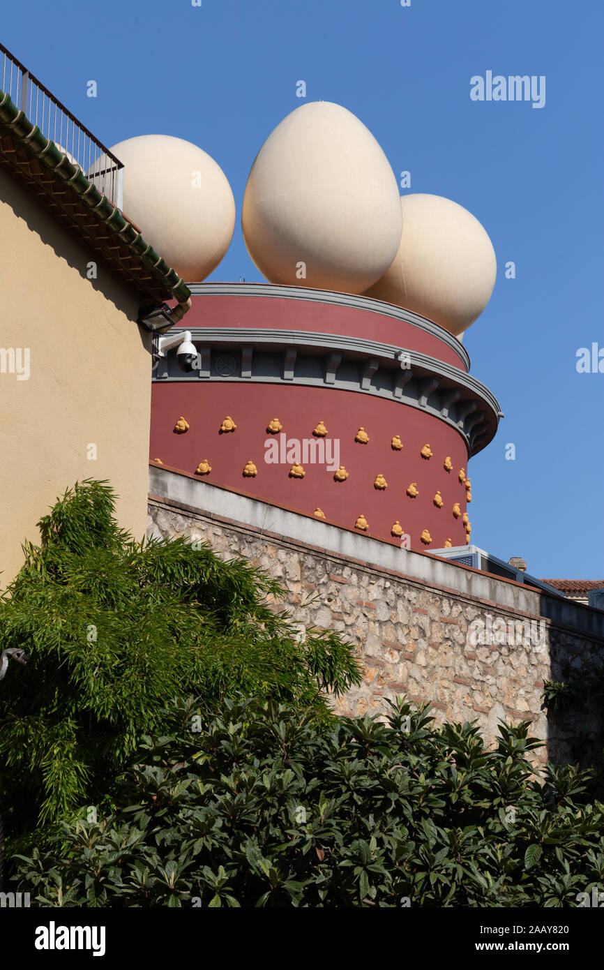 FIGUERES, SPANIEN - 4. AUGUST 2019: Salvador Dali Theater Museum in Figueres, Blick auf einen der Türme vom Hof aus. Stockfoto