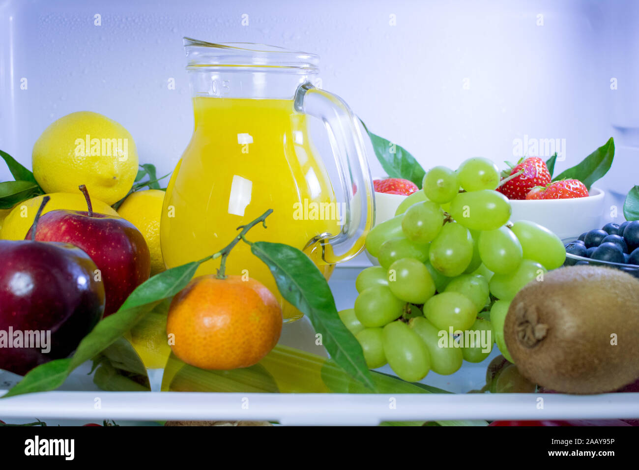 Essen Fotografie einer wunderschön dekorierten Kühlschrank mit frischen, gesunden, vegan oder pflanzlichen Lebensmitteln. Stockfoto
