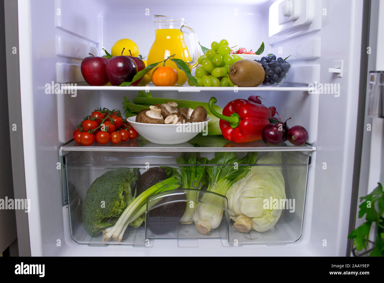 Essen Fotografie einer wunderschön dekorierten Kühlschrank mit frischen, gesunden, vegan oder pflanzlichen Lebensmitteln. Stockfoto