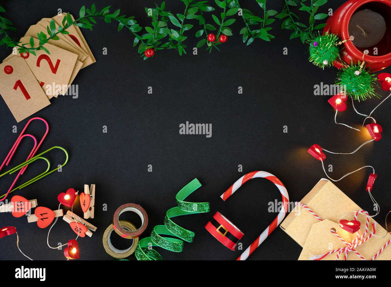 Golden, Grün und Rot natürliche Materialien für Weihnachtsbaum Geschenkverpackung. Stockfoto