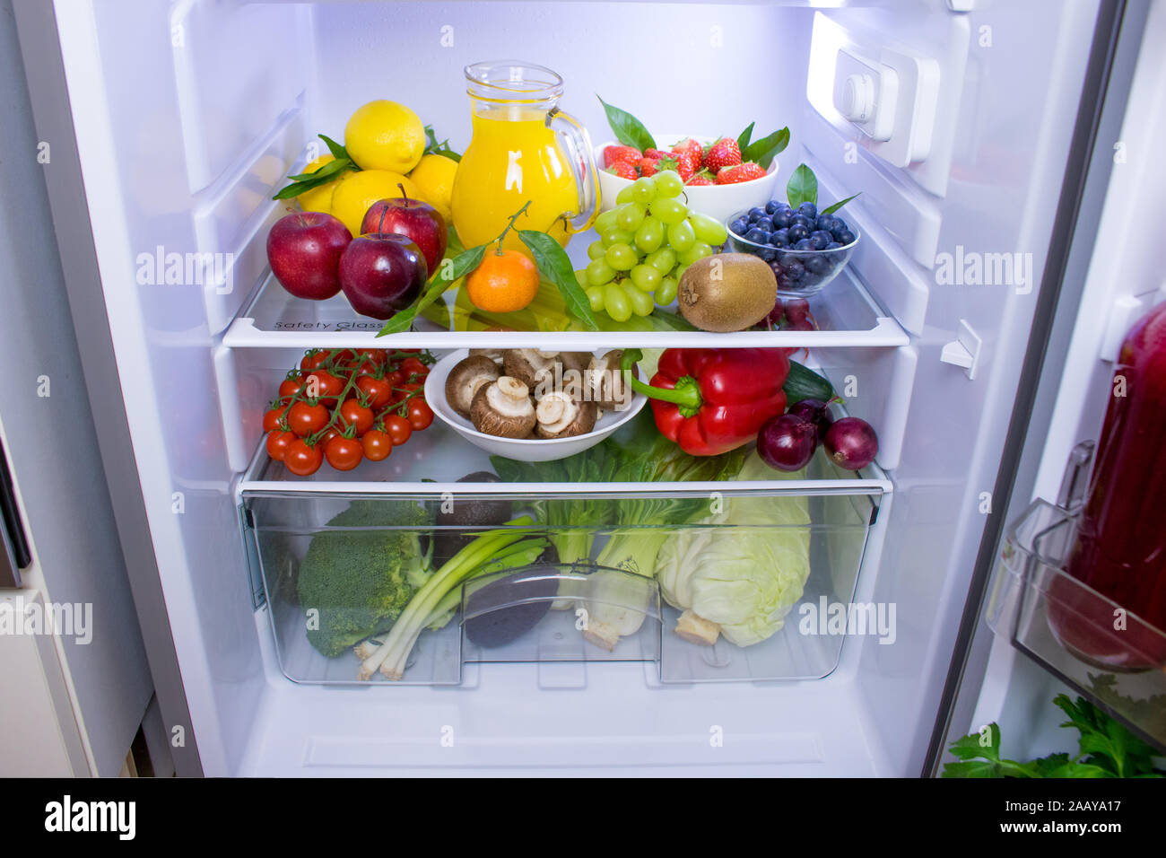 Essen Fotografie einer wunderschön dekorierten Kühlschrank mit frischen, gesunden, vegan oder pflanzlichen Lebensmitteln. Stockfoto