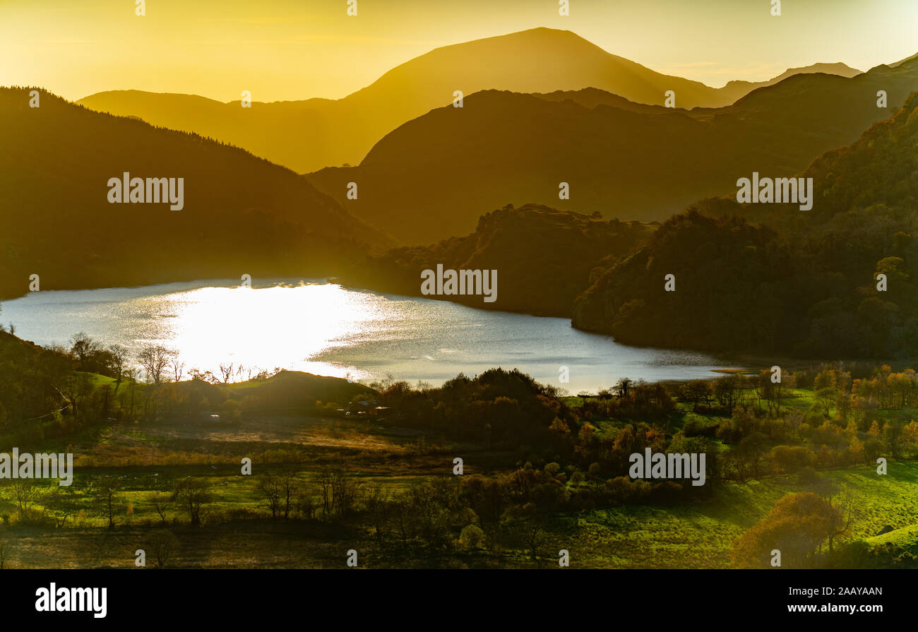 Llyn Gwynant, in der Nähe Beddgelert, Gwynedd, Wales. Dieser See befindet sich am Fuße des Snowdon Snowdon, aber nicht in den Rahmen. Bild im November 2019 getroffen. Stockfoto