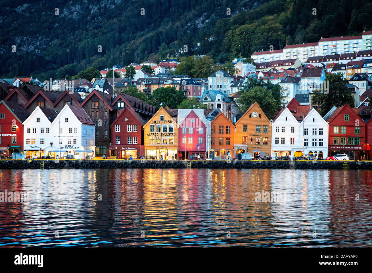 Bryggen ist eine Reihe von hanseatischen Erbe kommerzielle Gebäude am Hafen von Bergen, Norwegen. Stockfoto