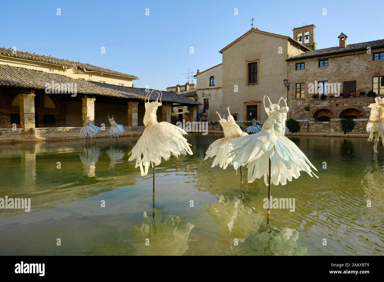 Davide Dall'Osso's "Der geheime Garten" Sommer 2019 Ausstellung im Thermalbad des Spa Dorf Bagno Vignoni im Val d'Orcia in der Toskana Italien Stockfoto