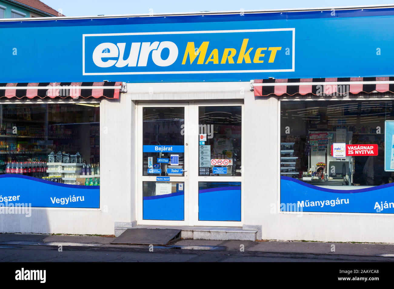 Euro Markt der euromarkt Shop vorne, Sopron, Ungarn Stockfoto