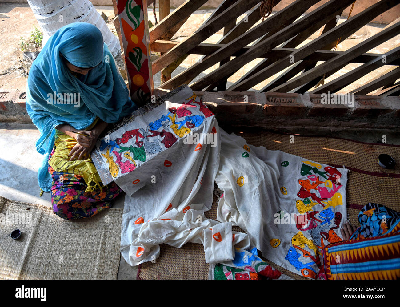 Pingla, West Bengal, Indien. 23 Nov, 2019. Dorf Frau, die Kunsthandwerk. Naya Dorf unter Pingla Block ist ein kleines Dorf in Österreich Midnapore Bezirk West Bengalen, Indien, die berühmt ist für ihre bunten alten Volkskunst. Fast 60 Familien des Dorfes mit der Kunst Patachitra, einer alten Volkskunst von Bengalen, die Kunst von Kunstliebhaber auf der ganzen Welt für seine Stil der Zeichnungen, die Form, das Muster, Texturen und Farben geschätzt wird. Die Kunst ist auf mythologische Erzählungen und tribal Rituale zu Geschichten basierend auf modernen indischen Geschichte und zeitgenössische Themen geschieht in der Grundlage Stockfoto