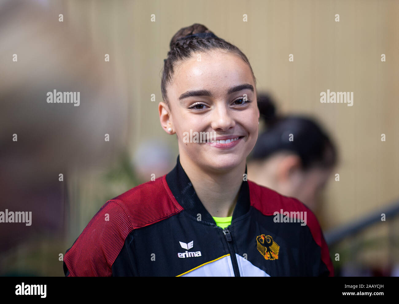 Cottbus, Deutschland. 24 Nov, 2019. Gymnastik: Wm, 44. internationalen Turnier der Meister, Frauen Finale: Turnerin Lisa Zimmermann lächelt die Gymnastik. Credit: Monika Skolimowska/dpa-Zentralbild/dpa/Alamy leben Nachrichten Stockfoto