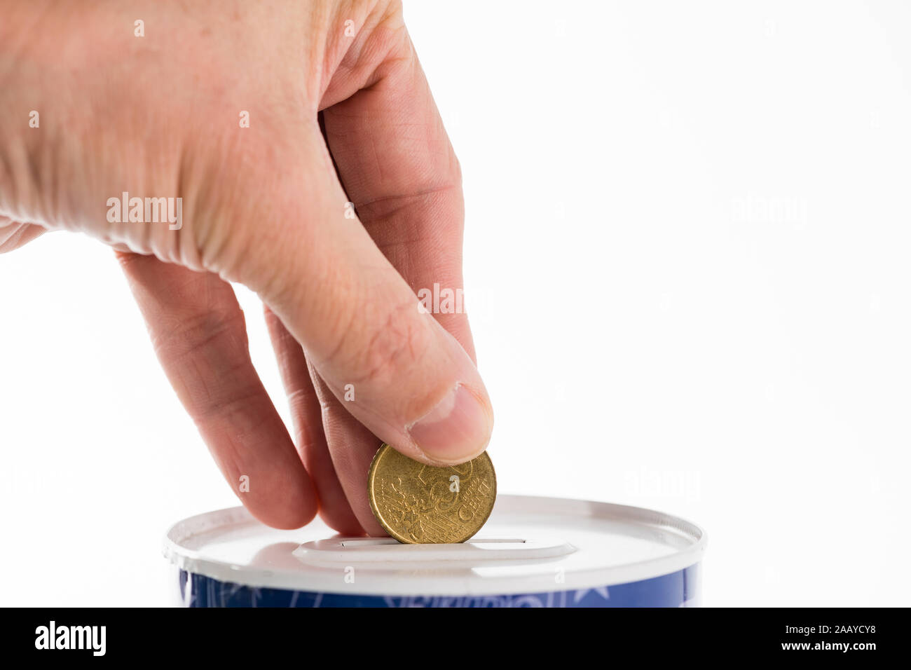 Männliche Hand eine Münze 50 Cent in Blechdose Sparkasse auf weißem  Hintergrund Stockfotografie - Alamy
