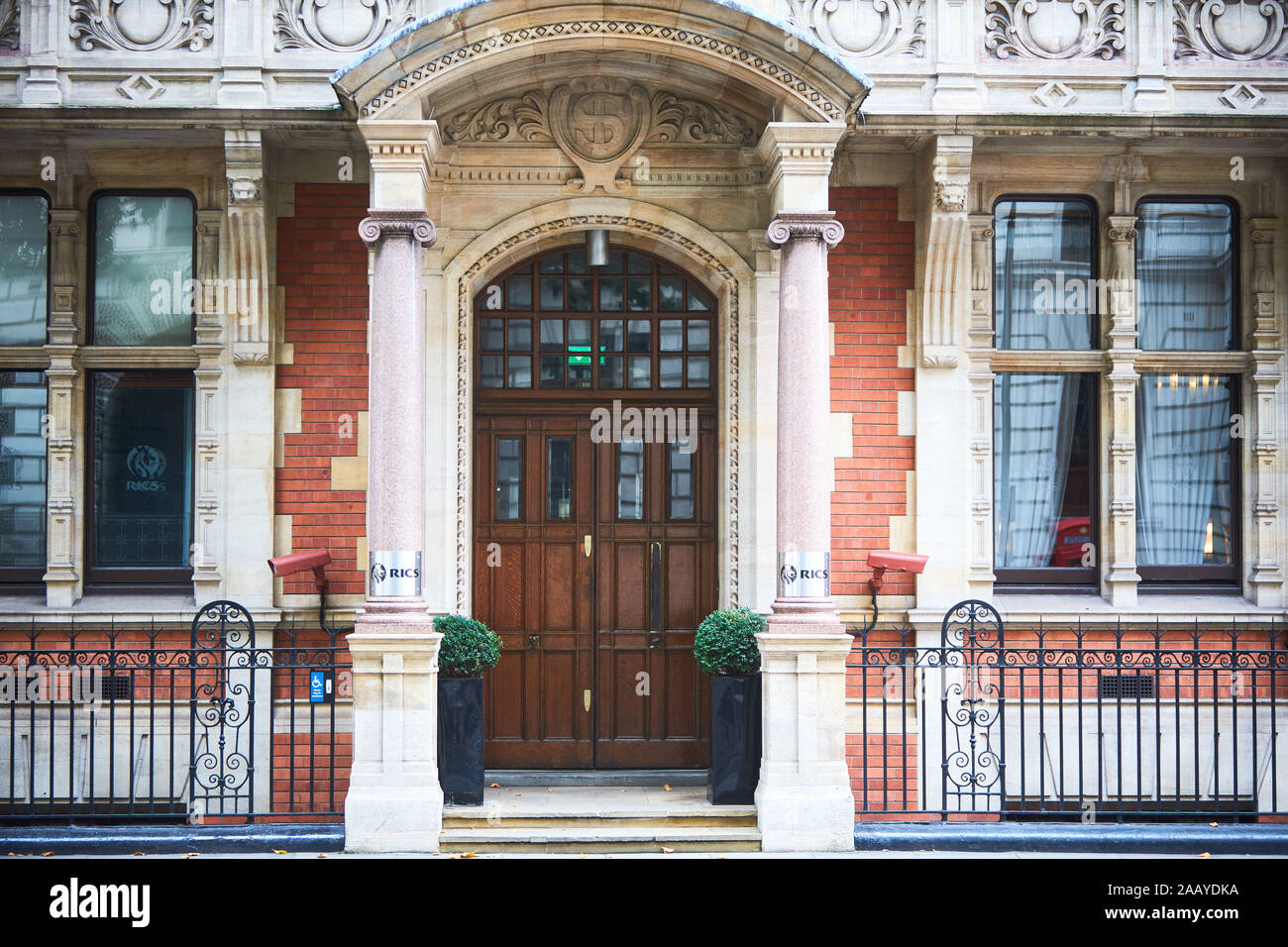 Eingang zum Royal Institution der Chartered Surveyors Hauptsitz in Great George Street, London. Stockfoto