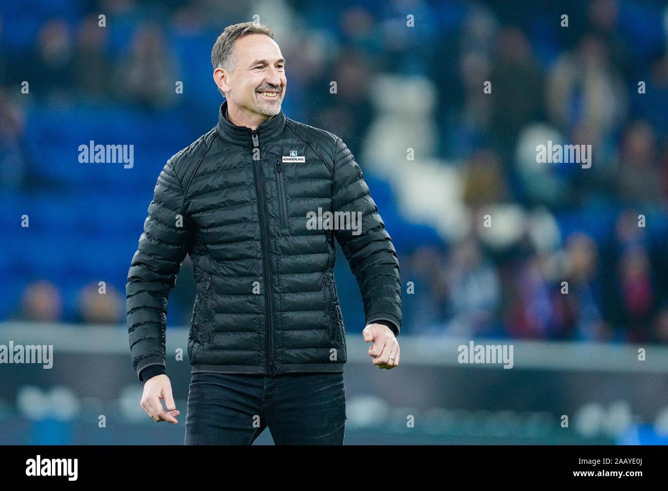 Sinsheim, Deutschland. 24 Nov, 2019. Fussball: Bundesliga, TSG 1899 Hoffenheim - FSV Mainz 05, 12. Spieltag in der PreZero Arena. Achim Beierlorzer, Trainer an der 1.FSV Mainz 05, lacht. Foto: Uwe Anspach/dpa - WICHTIGER HINWEIS: In Übereinstimmung mit den Anforderungen der DFL Deutsche Fußball Liga oder der DFB Deutscher Fußball-Bund ist es untersagt, zu verwenden oder verwendet Fotos im Stadion und/oder das Spiel in Form von Bildern und/oder Videos - wie Foto Sequenzen getroffen haben./dpa/Alamy leben Nachrichten Stockfoto