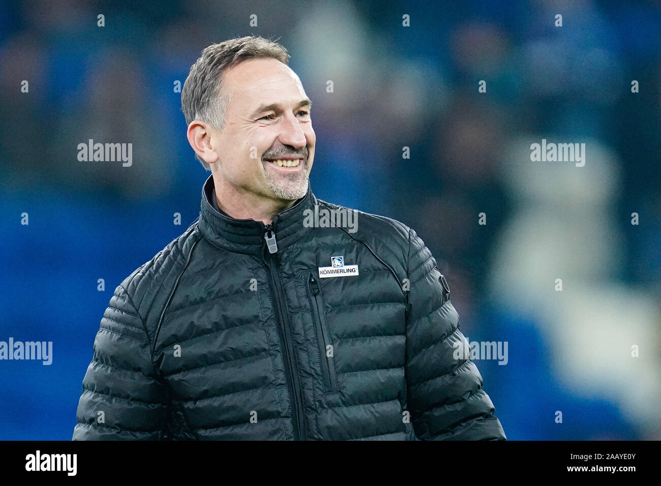 Sinsheim, Deutschland. 24 Nov, 2019. Fussball: Bundesliga, TSG 1899 Hoffenheim - FSV Mainz 05, 12. Spieltag in der PreZero Arena. Achim Beierlorzer, Trainer an der 1.FSV Mainz 05, lacht. Foto: Uwe Anspach/dpa - WICHTIGER HINWEIS: In Übereinstimmung mit den Anforderungen der DFL Deutsche Fußball Liga oder der DFB Deutscher Fußball-Bund ist es untersagt, zu verwenden oder verwendet Fotos im Stadion und/oder das Spiel in Form von Bildern und/oder Videos - wie Foto Sequenzen getroffen haben./dpa/Alamy leben Nachrichten Stockfoto