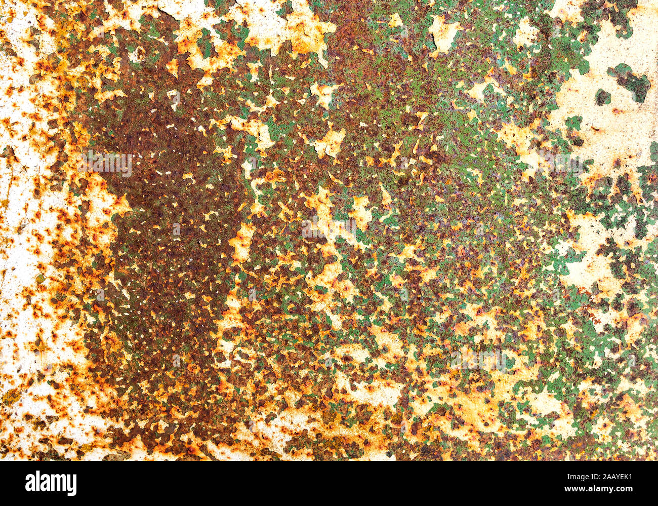 Rostiges Metall Textur als Hintergrund mit Streifen von Rost. Alte Blech aus Eisen mit Rost und Korrosion Farbe bedeckt Stockfoto