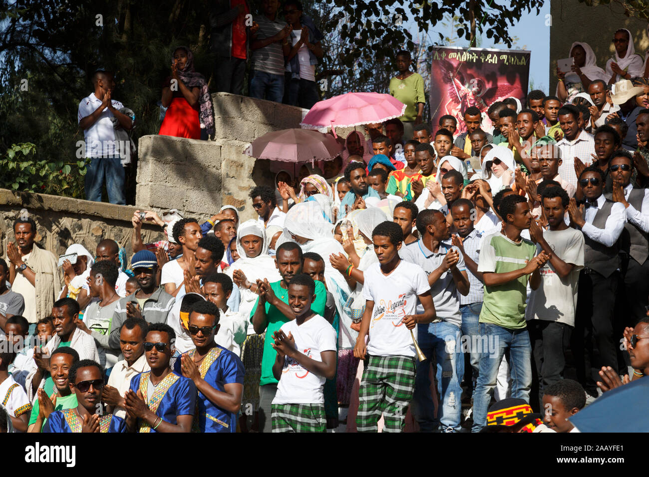 Gonder, Äthiopien, 18. Februar 2015: Einheimische feiern die Timkat Festival auf eine Treppe, die wichtige Äthiopische Orthodoxe Feier der Erscheinung des Herrn Stockfoto