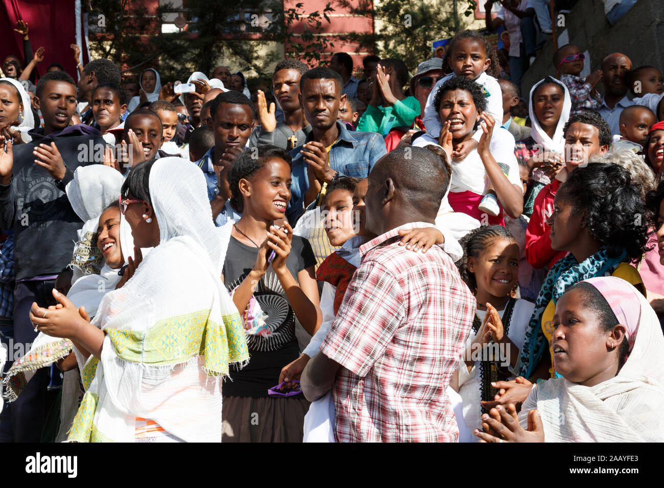 Gonder, Äthiopien, 18. Februar 2015: Einheimische feiern die Timkat Festival auf eine Treppe, die wichtige Äthiopische Orthodoxe Feier der Erscheinung des Herrn Stockfoto