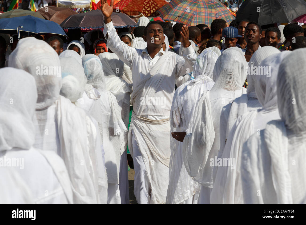 Gonder, Äthiopien, 18. Februar 2015: Die Menschen in der traditionellen Kleidung feiern die Timkat Festival, dem wichtigsten Äthiopischen Orthodoxen Feier o Stockfoto