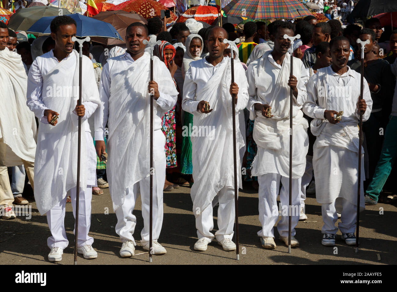 Gonder, Äthiopien, 18. Februar 2015: Männer in traditionellen Trachten mit pilgrim Stange gekleidet feiern die Timkat Festival, dem wichtigsten Äthiopischen Orthodoxen Stockfoto