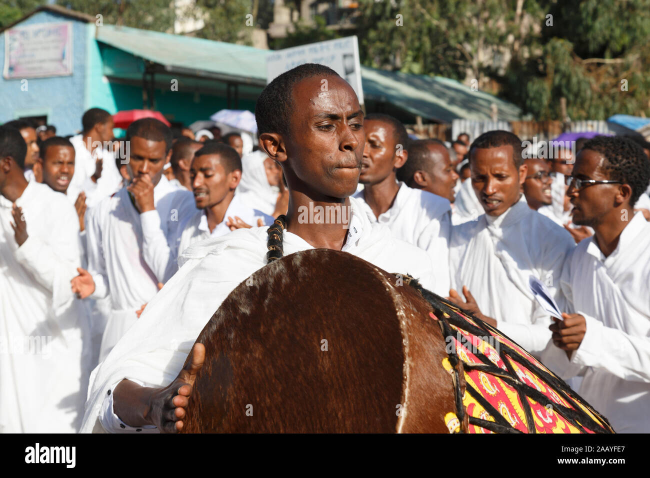 Gonder, Äthiopien, 18. Februar 2015: Die Menschen in der traditionellen Kleidung feiern die Timkat Festival, dem wichtigsten Äthiopischen Orthodoxen Feier o Stockfoto